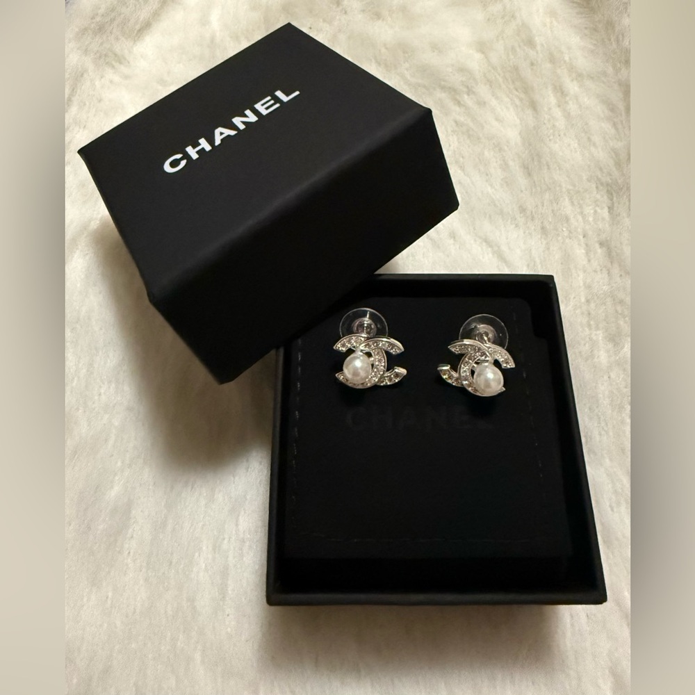 Pearl CC Style Fashion Jewelry Earrings in Silver-tone